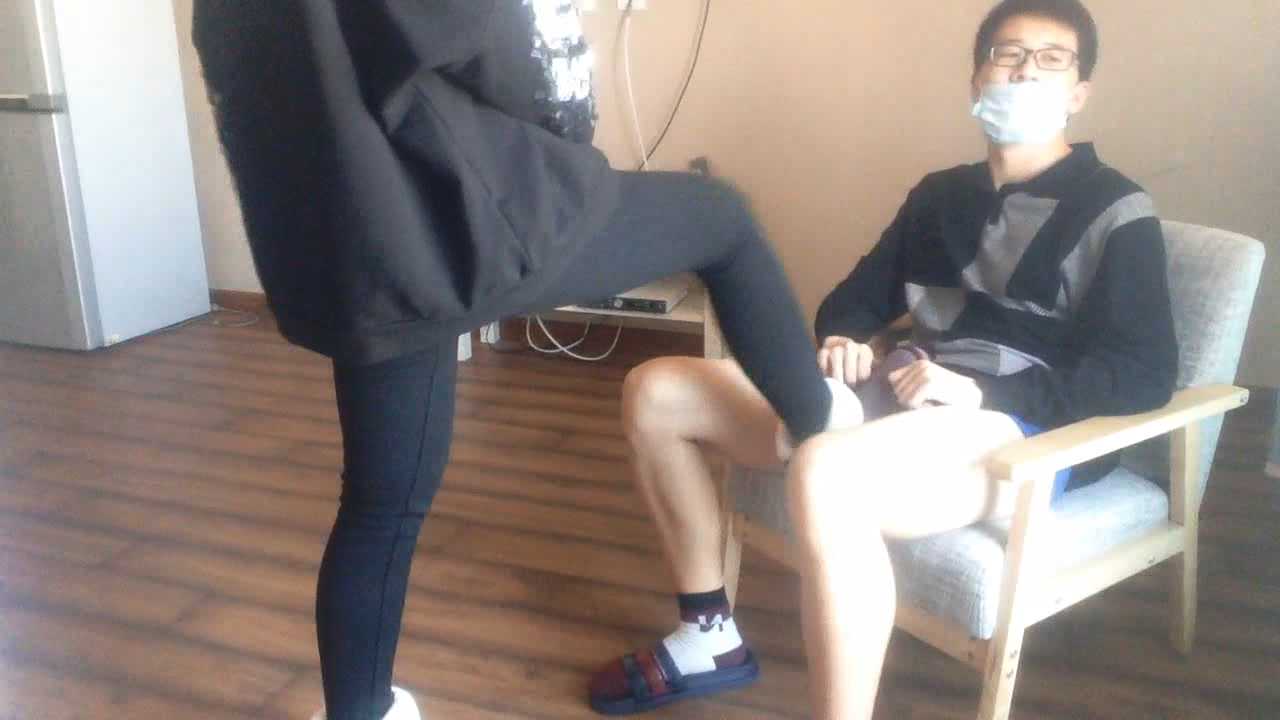 HLSM0081【活力诗蔓】任性大学女生连续狠踢DD.mp4_snapshot_17.29_[2025.03.24_18.38.57].jpg