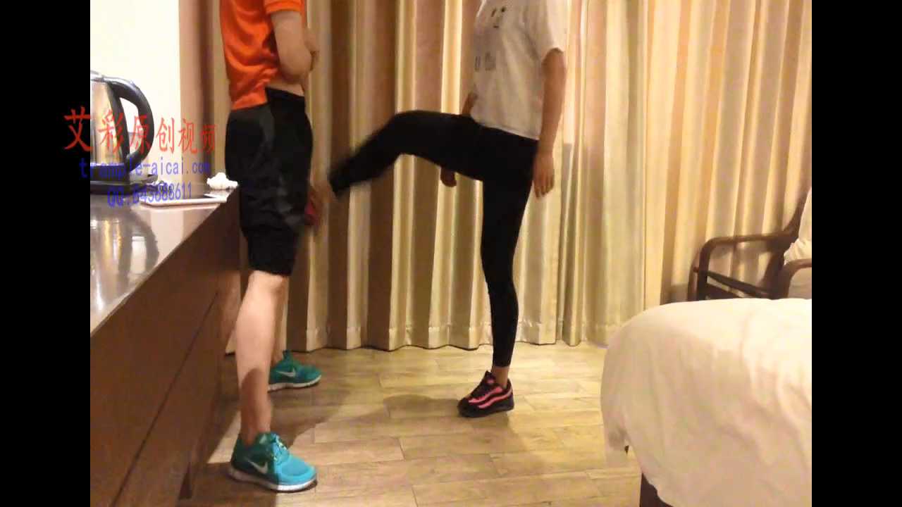 HLSM0087【活力诗蔓】女生狂踢狠踩男生下体.mp4_snapshot_02.44_[2025.03.24_18.40.06].jpg