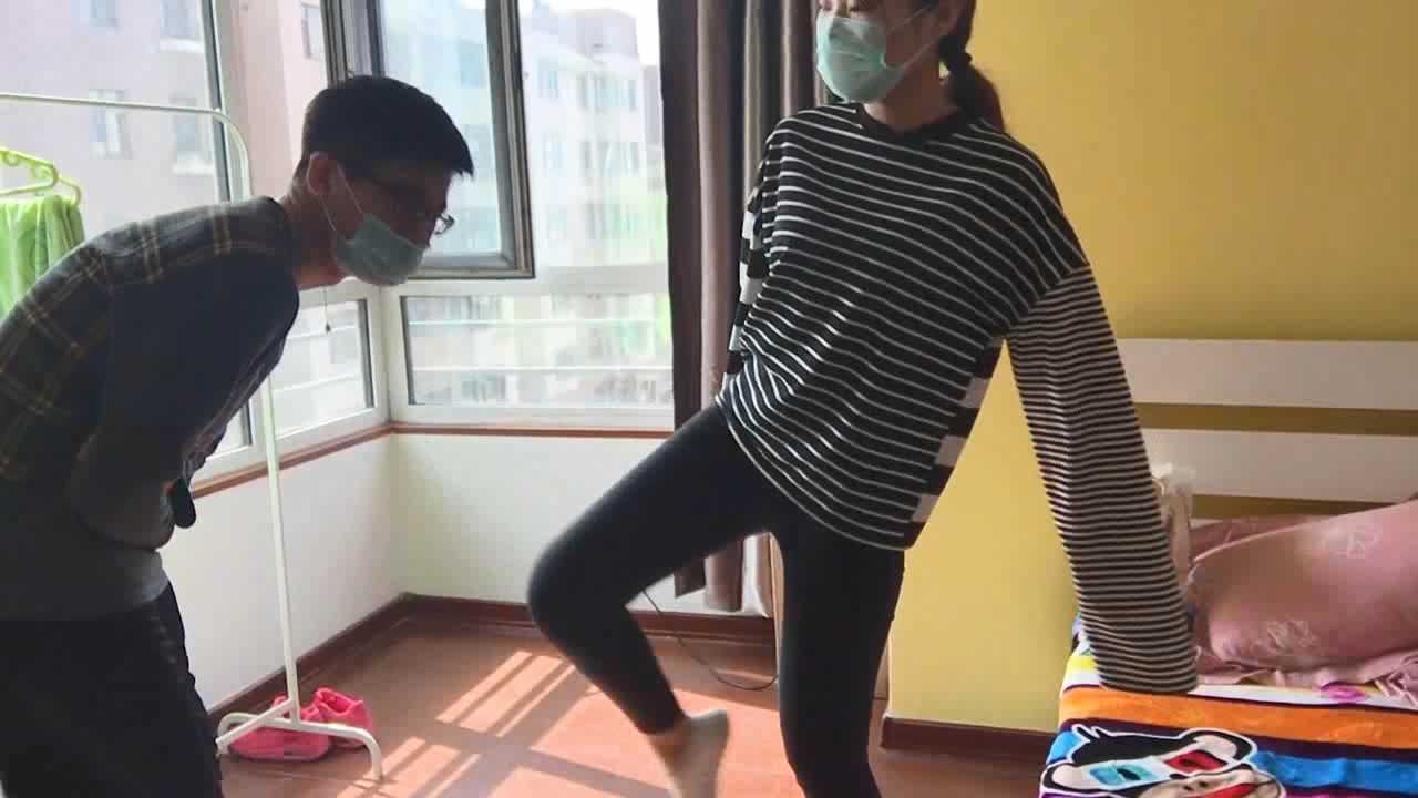 HLSM0098【活力诗蔓】漂亮大学女生帆布疯狂踢踹男生，白袜碾踩.mp4_snapshot_16.10_[2.jpg