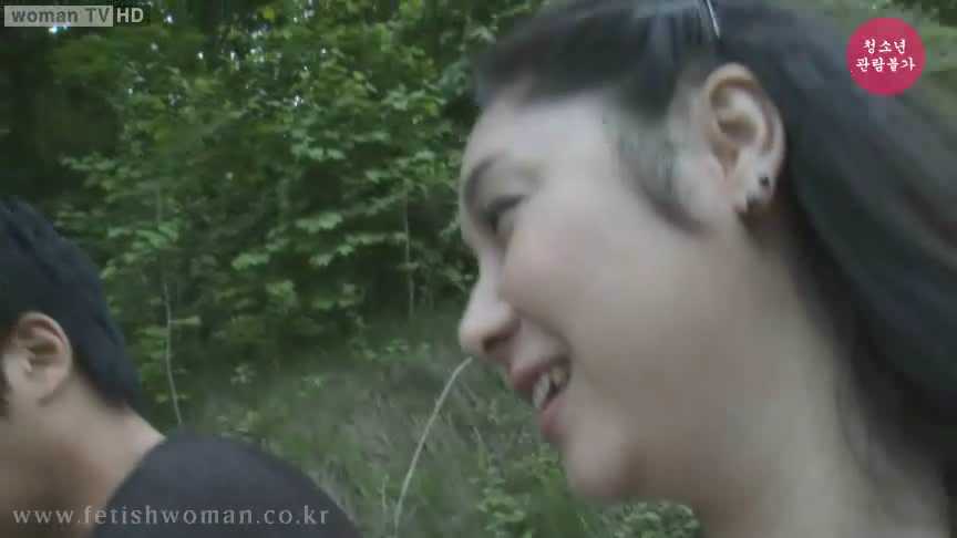 FW0027【fetishwoman】野外郊游踢裆.mp4_snapshot_01.41_[2025.03.24_18.57.09].jpg