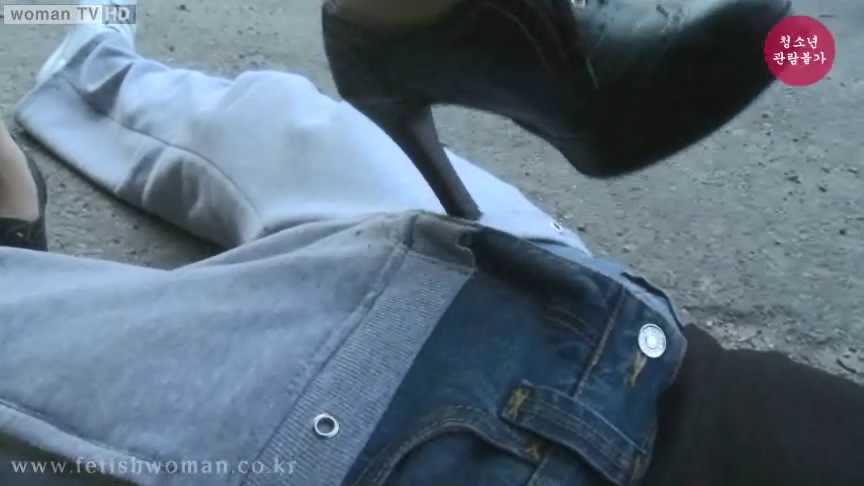 FW0027【fetishwoman】野外郊游踢裆.mp4_snapshot_08.04_[2025.03.24_18.57.19].jpg