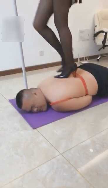 LRYC0170【冷柔】冷柔重度虐乳踩踏.mp4_snapshot_18.59_[2025.03.22_15.27.52].jpg